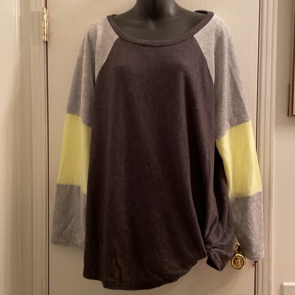 (1X) Plus Size Front Twist Scoop Neck Sweater - Picture 2 of 6